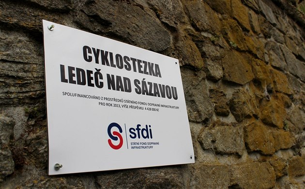 Tahle deska s upozorn�ním, �e cyklostezka vznikla díky dotaci z SFDI, u� dávno není pravdivá.