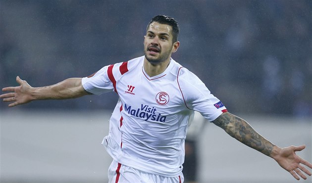 Vitolo ze Sevilly se raduje z gólu v Evropské lize.