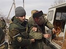 Povstalci v Debalceve nakládají do auta jednoho ze zranných kozák (19. února...