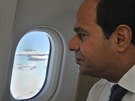 Egyptský prezident Abdal Fattáh Sisí sleduje vojenskou letku, která doprovází...