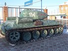 Model tanku T-34, který ze snhu vytvoili vzni v Omsku.