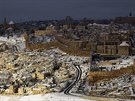 Pohled na noní zasnený Jeruzalém (20. února 2015).