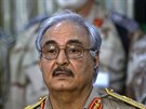 Libyjský generál Chalífa Haftar bhem tiskové konference v Benghází (21. kvtna...