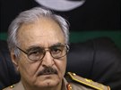 Libyjský generál Chalífa Haftar na tiskové konferenci v Benghází (31. kvtna...