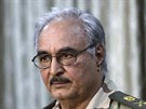 Generál Chalífa Haftar velí jednotkám v boji o druhé nejvtí libyjské msto...