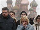 Lidé navtvují místo, kde byl zabit ruský opoziní politik Boris Nmcov (28....