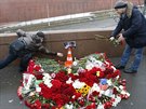Lidé nosí kvtiny k místu, kde byl zabit ruský opoziní politik Boris Nmcov....