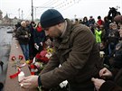 Lidé zapalují svíky v míst, kde byl zabit ruský opoziní politik Boris Nmcov...