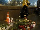 Kvtiny a svíky u místa, kde byl zabit ruský opoziní politik Boris Nmcov...