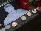 Lidé v Rusku zapalují svíky za zabitého opoziního politika Borise Nmcova...
