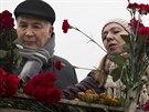 Lidé pokládají kvtiny v Moskv zabitému Borisovi Nmcovovi (28. února 2015).