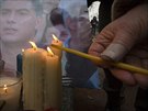 Lidé zapalují svíky za zabitého Borise Nmcova (28. února 2015).