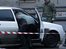 Vyetovatel prohledává automobil, ze kterého byl zejm zastelen Boris Nmcov...