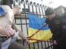 Demonstranti se pipoutali u plotu ruské ambasády. Protestovali proti ruské...