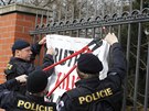Demonstranti se pipoutali u plotu ruské ambasády. Protestovali proti ruské...