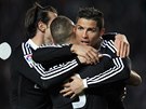 PKN JSI TO TREFIL. Cristiano Ronaldo a Gareth Bale gratulují spoluhrái z...