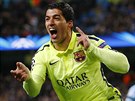 Luis Suárez, útoník Barcelony, oslavuje gól do sít Manchesteru City.