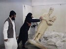 Islamisté zniili sochy z dob Asyrské íe (26. února 2015)