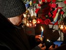 Lidé zapalují svíky svíky v centru Kyjeva. Vzpomínají na demonstranty, kteí...