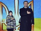 Prezident Petro Poroenko spolu se synem jednoho ze zabitých demonstrant...