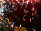 Prezident Petro Poroenko zapaluje svíku u pomníku, který pipomíná padlé z...