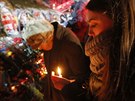 Lidé zapalují svíky svíky v centru Kyjeva. Vzpomínají na mrtvé demonstranty,...