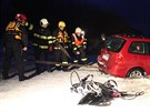 Pod automobilem Peugeot se proboil tenký led na Lipenské pehrad (24. února...