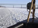 Ledoborec Sturgeon Bay prořezává cestu po řece Hudson ve státě New York (27....