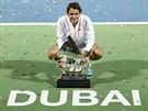 S TROFEJÍ. Roger Federer, vítz turnaje v Dubaji.