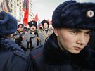 Úastníci demonstrace v Moskv si pipevnili na hru takzvané svatojiské...