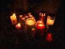 Lidé zapalují svíky za obti masakru v Uherské Brod