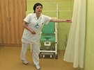 Vrchn� sestra ortopedie Eva Gebauerov� ukazuje modernizovan� odd�len� fifejdsk�...