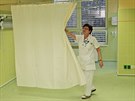 Vrchn� sestra urologie Jit�enka H�jkov� ukazuje modernizovan� odd�len� v...