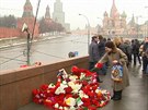 Moskvané se klaní památce Borise Nmcova na míst, kde byl zavradn. (28....