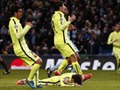 Fotbalisté Barcelony se chytají za hlavu, Lionel Messi leí na zemi poté, co v...