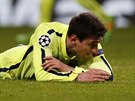 Lionelk Messi leí na zemi poté, co v osmifinále Ligy mistr na Manchesteru...