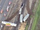 V Kalifornii se srazil vlak s kamionem, následn vykolejil.
