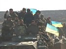 Ukrajintí vojáci pokraují ve stahování tké techniky z bojit na východ...