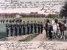 Nastoupen� voj�ci na kon�ch i v �ad� se na pohlednice fotili pobl� m�sta, kde...