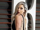 Lady Gaga na párty po Oscarech vymnila bílou za ernou.