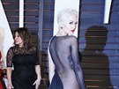 Rita Ora na párty po Oscarech pila v odváném modelu bez spodního prádla.