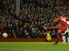 Mario Balotelli z Liverpoolu promuje penaltu.