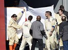 JAK JE NA TOM. Zdravotníci zakrývají Fernanda Alonsa z týmu McLaren, kterého po...