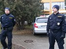 Policisté hlídkují ped restaurací Druba v Uherském Brod.