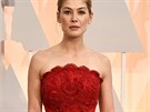 Rosamund Pike na erveném koberci v rudých atech zn. Givenchy se zvýraznným...