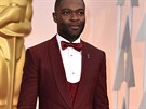 David Oyelowo doplnil trojdílný smoking Dolce&Gabbana v temn vínovém odstínu...