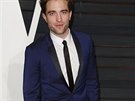 Robert Pattinson na oscarovou Vanity Fair party vyrazil v tmavě modrém obleku...