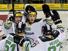 Mladoboleslavtí hokejisté se radují z gólu Martina Látala (íslo 28).