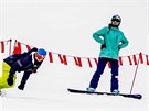 Eva Samková (vpravo) dohlíí na mladé snowboardisty bhem kempu na Dolní Morav.