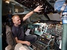 Petr Bílý v kokpitu dopravního letadla DC-9.